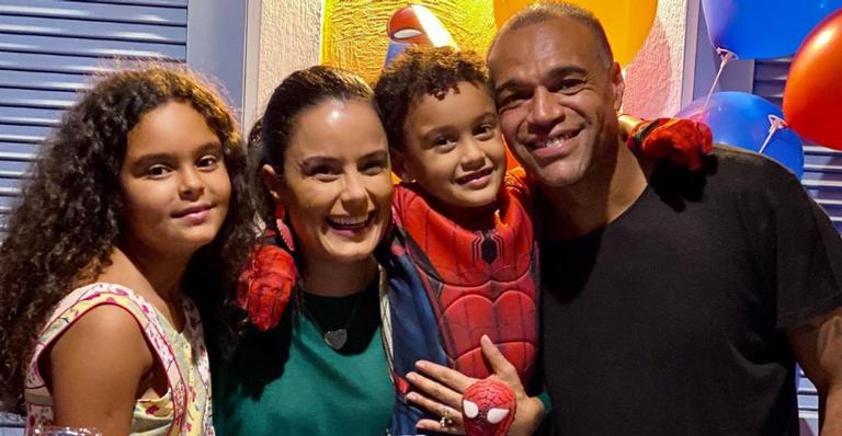 Luciele Di Camargo posa ao lado da família completa em almoço especial de Dia das Mães