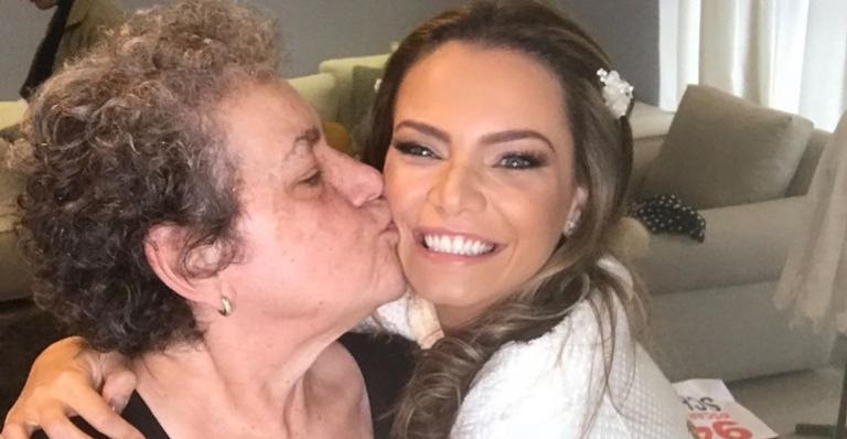 Prestes a completar um mês da morte da mãe, Milena Toscano emociona a web com homenagem