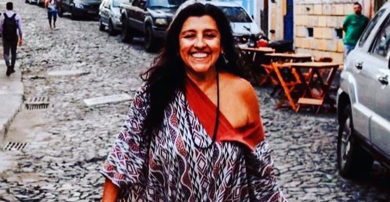 Regina Casé usa a sua personagem Lurdes em Amor de Mãe para comemorar o Dia das Mães