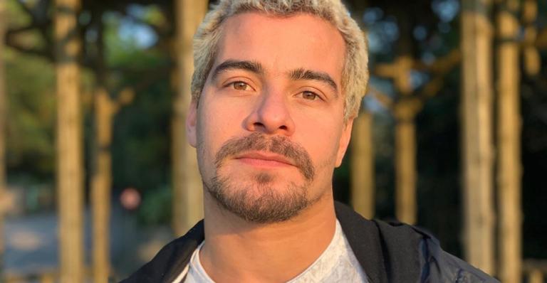 Thiago Martins manda indireta pela camiseta: ”Jesus me ama, você só finge”