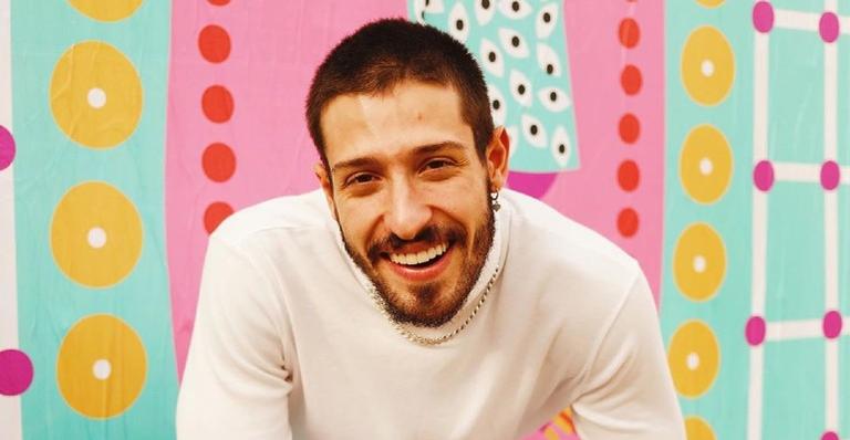 Vinicius Martinez deixa internautas ansiosos ao relevar que vai pintar o cabelo com cor misteriosa