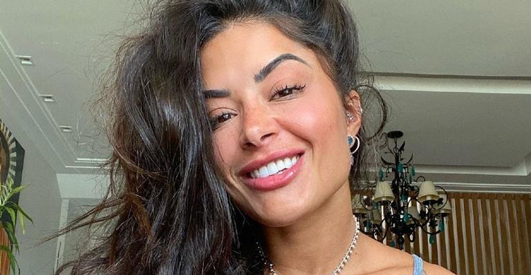 Aline Riscado deixa o corpão à mostra em cliques na piscina e dá dicas de amor-próprio nas redes