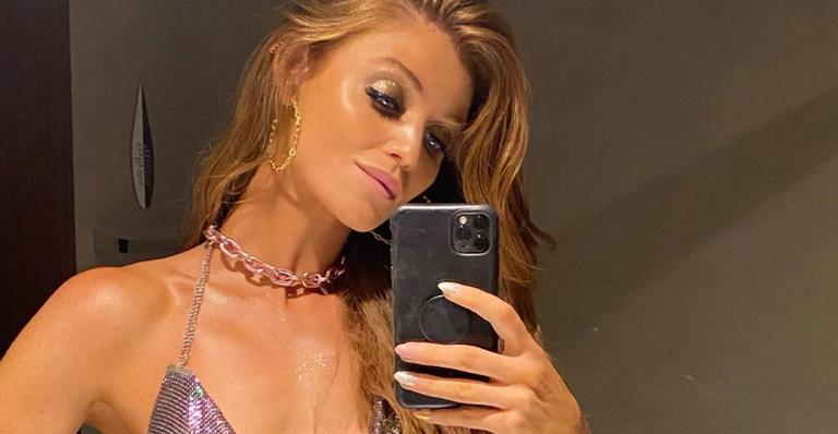 Cintia Dicker posa com look todo colorido e recebe elogios de seus seguidores: ”Muito gata!”