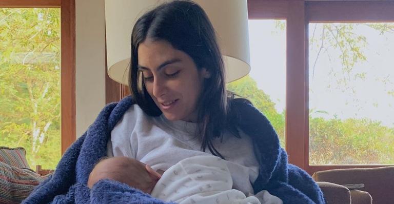 Mariana Uhlmann surge amamentando e encanta a web: ”Linda, melhor sensação”