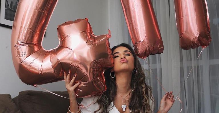 Ex-BBB Gizelly conquista quatro milhões de seguidores e brinca ao postar foto: ”Vai ser mico?”