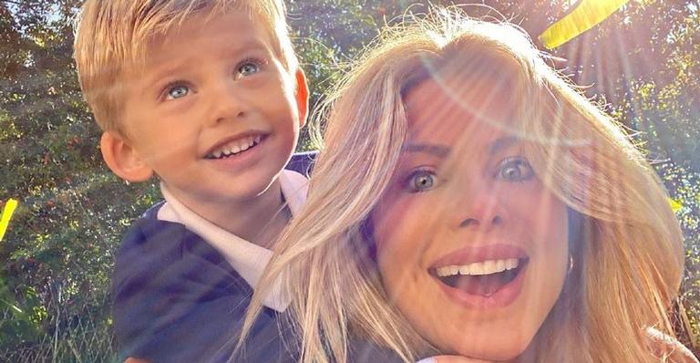 Karina Bacchi derrete o coração dos seguidores com foto de Enrico com cara de bravo
