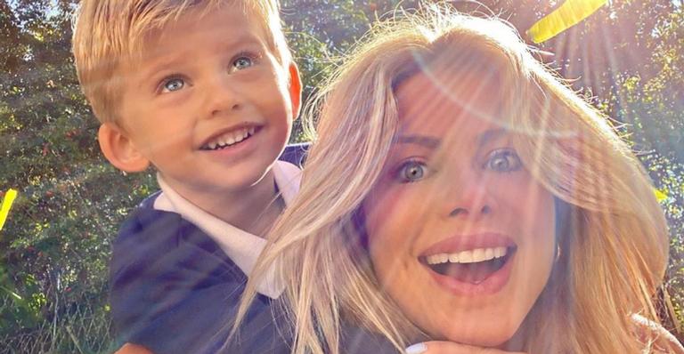 Karina Bacchi e Enrico se divertem cantando música infantil