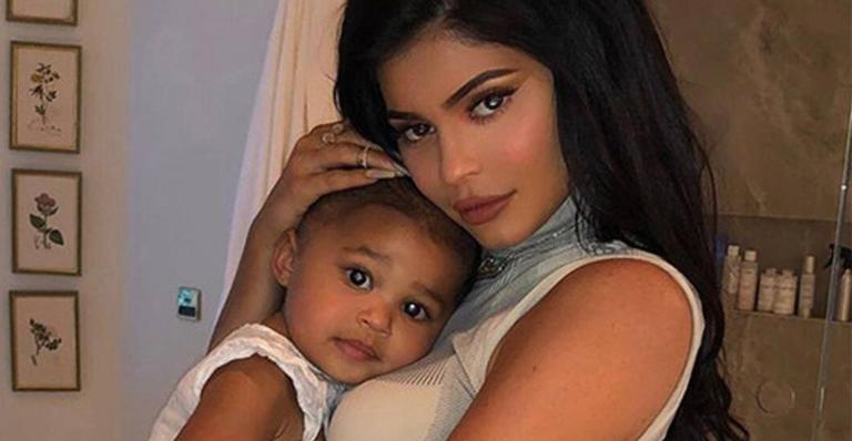 Kylie Jenner encanta ao compartilhar vídeo testando a paciência de Stormi