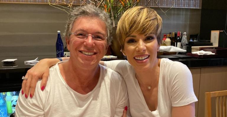 Boninho mostra Ana Furtado fazendo faxina e brinca: ”Divisão justa aqui em casa…”