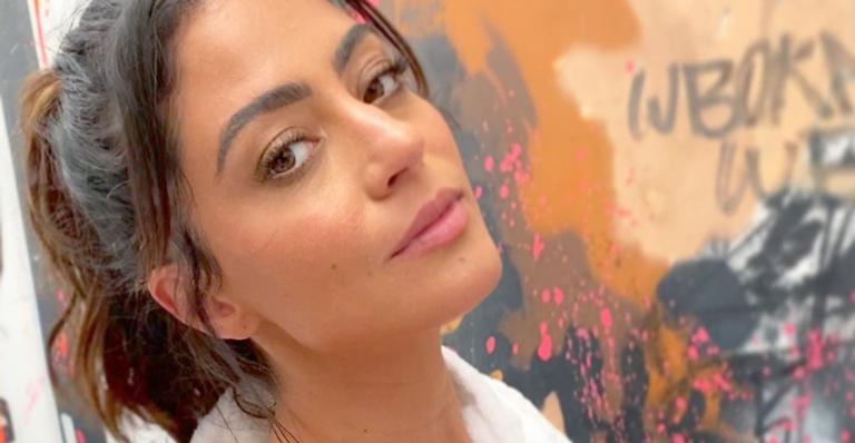 Carol Castro relembra autorretrato na quarentena: ”Com abraço de sombra natural”