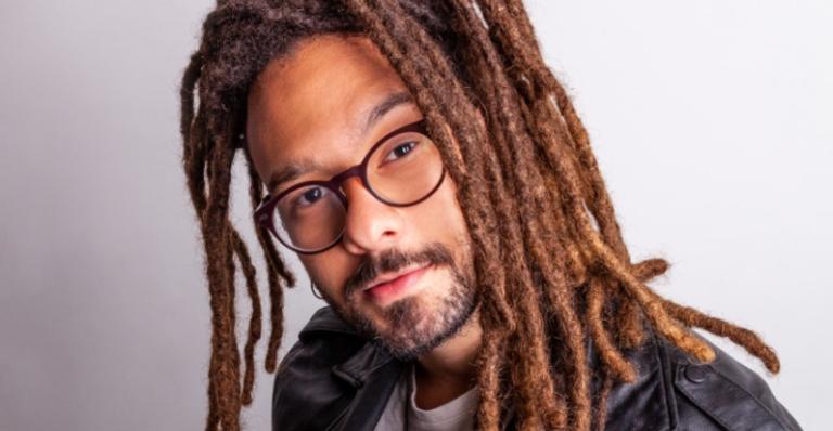 Gabriel Elias anuncia live com músicas inéditas: ”Setlist vai ser bem diferente”