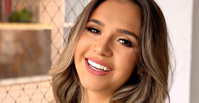 Gizelly Bicalho mostra os produtos que pegou da dispensa do Big Brother Brasil