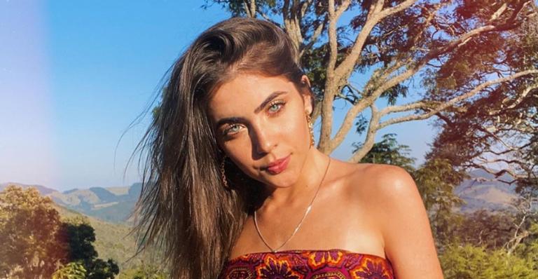 Jade Picon faz carão para a câmera e desabafa na web: ”Tô estranhando essa foto”