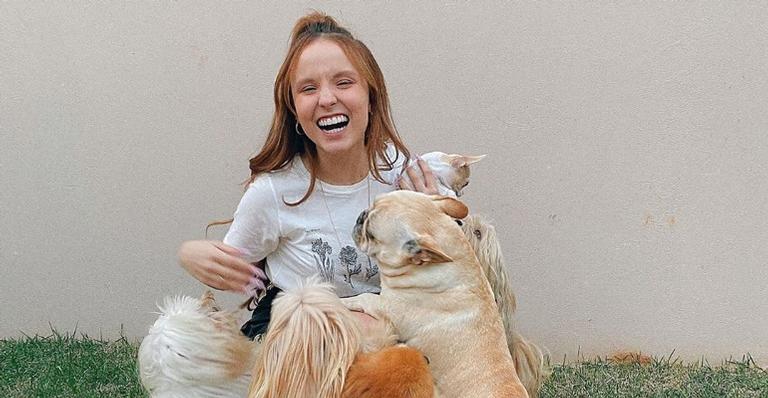 Larissa Manoela diverte seguidores ao posar para clique com seu cachorro