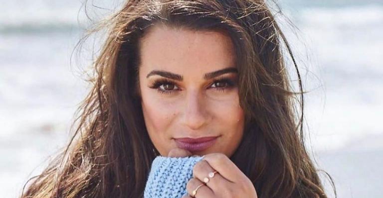 Lea Michele, estrela de Glee, posa exibindo barriguinha de grávida
