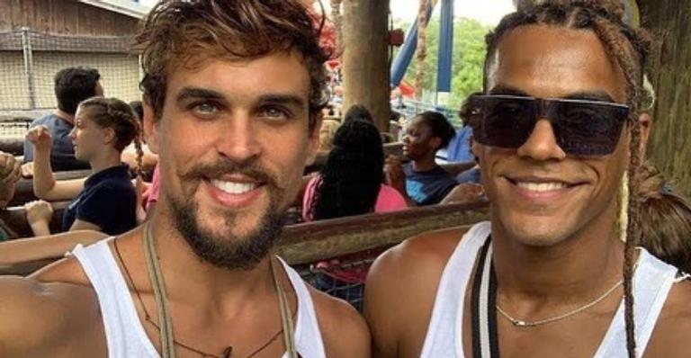Marcello Melo Jr parabeniza o amigo, Felipe Roque, e brinca: ”Não somos um casal”
