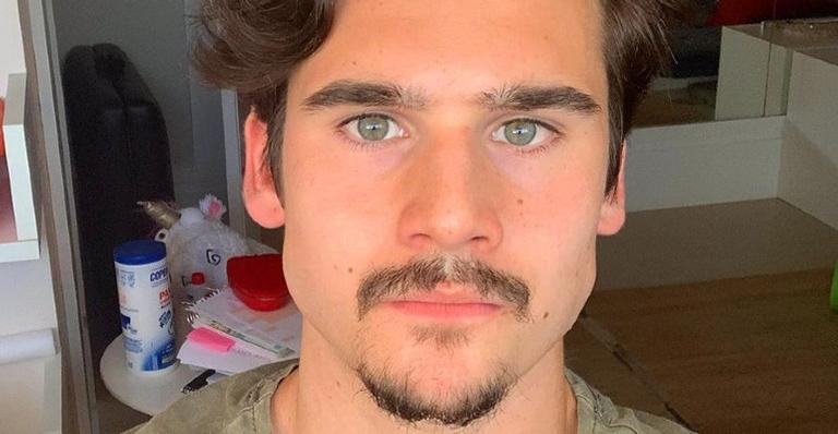 Nicolas Prattes arranca suspiros dos internautas ao compartilhar foto em cachoeira