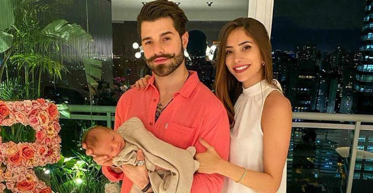 Romana Novais compartilha clique com Ravi e fala de amamentação: ”Não existe nada mais lindo”