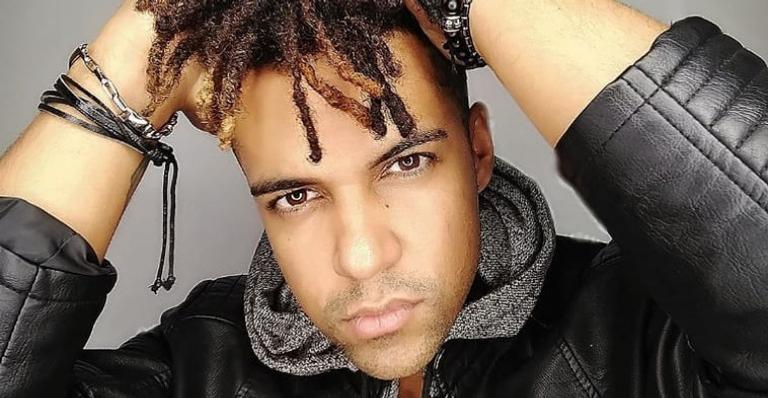 Tio do cantor D’Black é encontrado morto em casa: ”Já tinha falecido há dois dias”