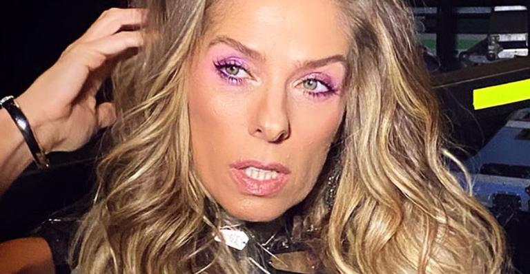 Adriane Galisteu relembra época como modelo e surge de biquíni 20 anos mais nova