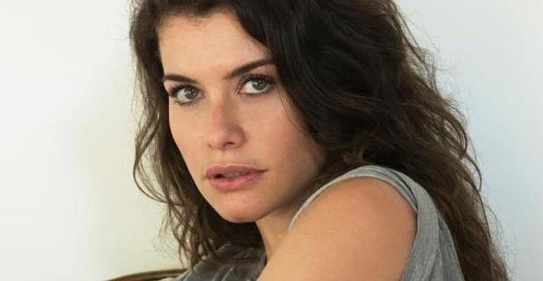 Alinne Moraes sensualiza sem roupa e foto ousada faz sucesso na web