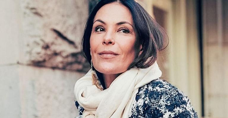 Carolina Ferraz compra máquina de costura para fazer máscaras para doação