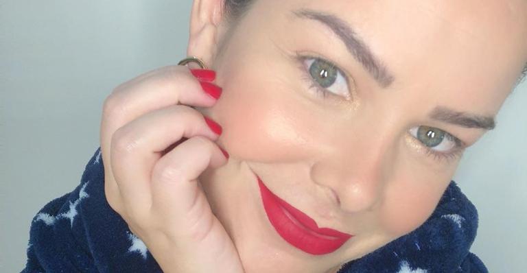 Fernanda Souza surpreende ao surgir com o cabelo roxo: ”Doida pra pintar um cabelo”