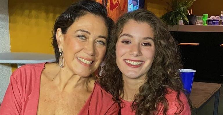 Filha de Lilia Cabral oferece aulas gratuitas de literatura para alunos da rede pública