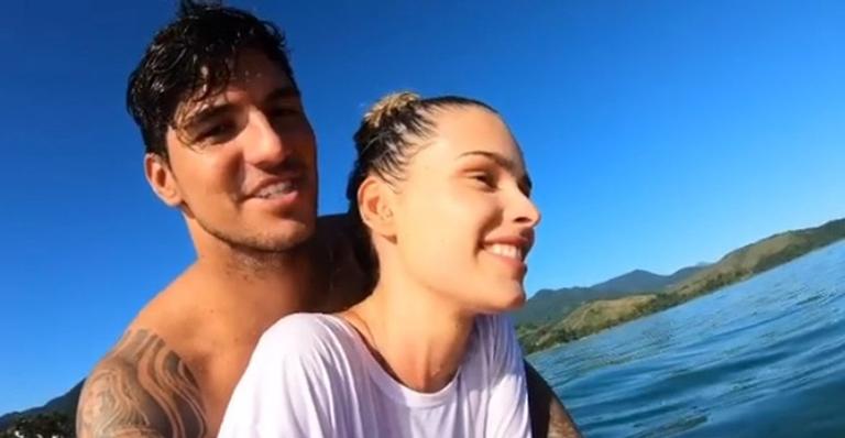Gabriel Medina surfa com Yasmin Brunet em Maresias