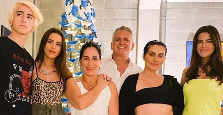 Gloria Pires remexe o baú de fotos e relembra clique com a filha Cleo quando ainda era pequena