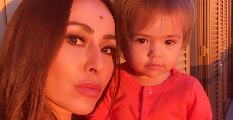 Sabrina Sato registra Zoe Sato acordando de mau-humor e a pequena encanta com a cara de brava
