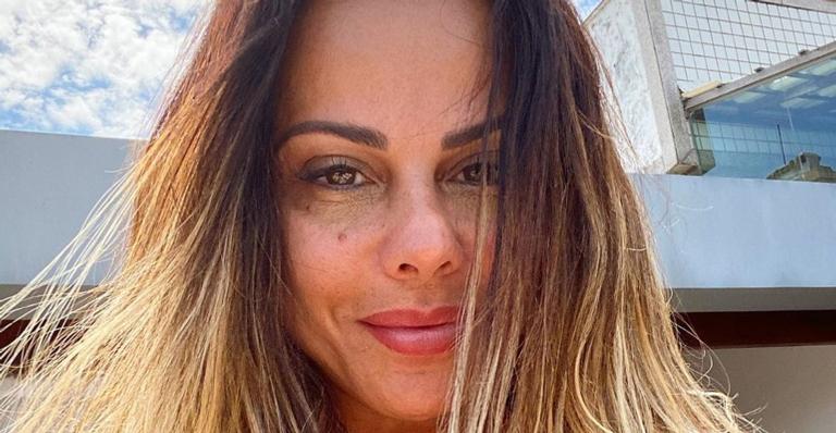 Viviane Araújo posa de micro saia e pernões musculosos roubam a cena: ”Que pernas!”