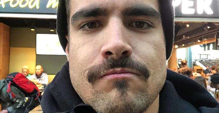 Caio Castro posa de máscara e se arruma para novo hobby: ”Rolezinho pela internet”