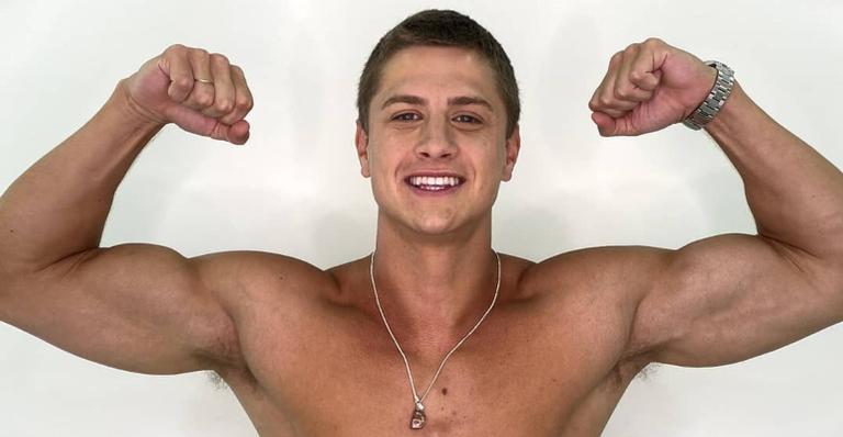 Durante quarentena, ex-BBB Lucas Gallina treina em academia lotada e com fila nos aparelhos