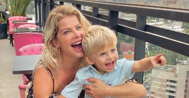 Karina Bacchi flagra Enrico de moletom todo encapuzado e brinca: ”Quem está com frio por aí?”