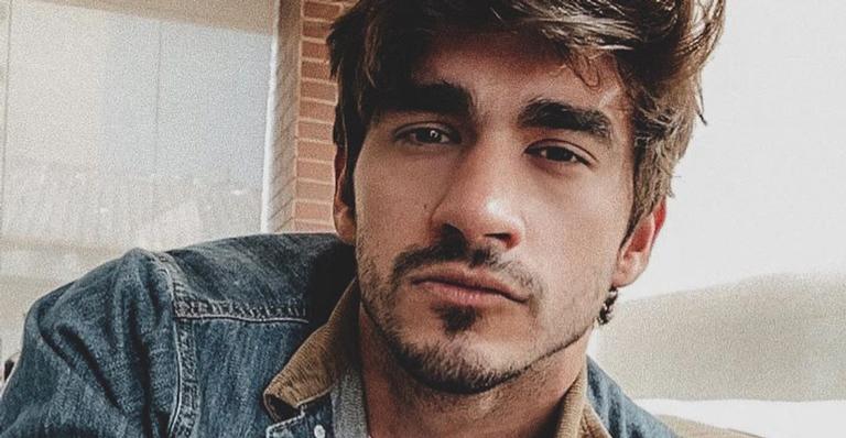 Ex-BBB Guilherme Napolitano muda o visual e arranca suspiros da web: ”Cada dia mais lindo”