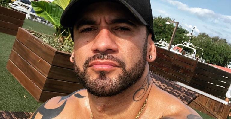 Pelas redes sociais, ex-BBB Hadson Nery revela que aceitou convite para posar nu