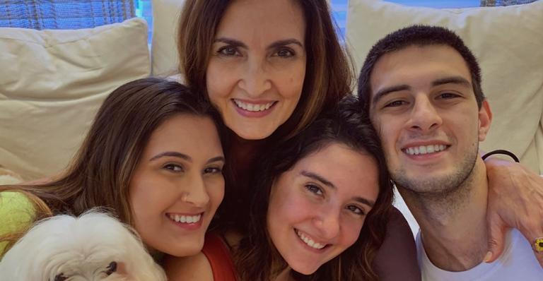 Filha de Fátima Bernardes encanta ao relembrar clique antigo em família: ”Mesma carinha”