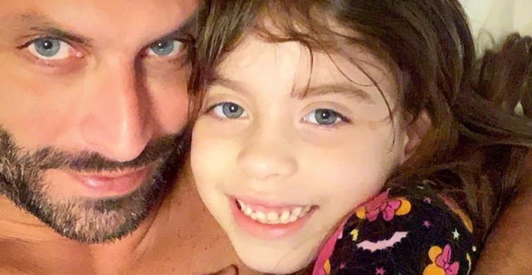 Henri Castelli relembra viagem para a praia com a filha mais nova: ”Saudade desses momentos”