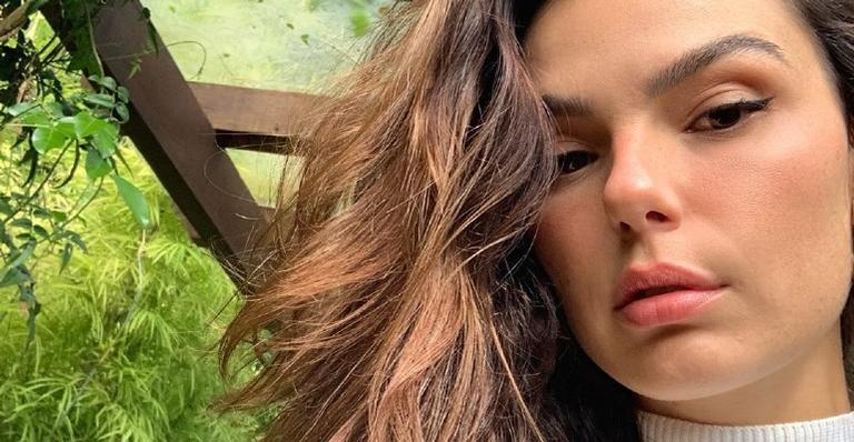 Isis Valverde relembra clique antigo com seu filho e uma amiga e fala sobre seu ciclo de amizades