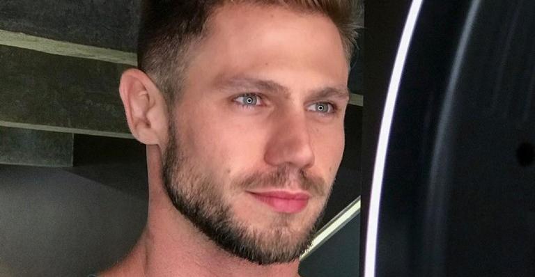 Jonas Sulzbach arranca suspiros ao fazer declaração de aniversário para Luis Augusto e Lucas Gil