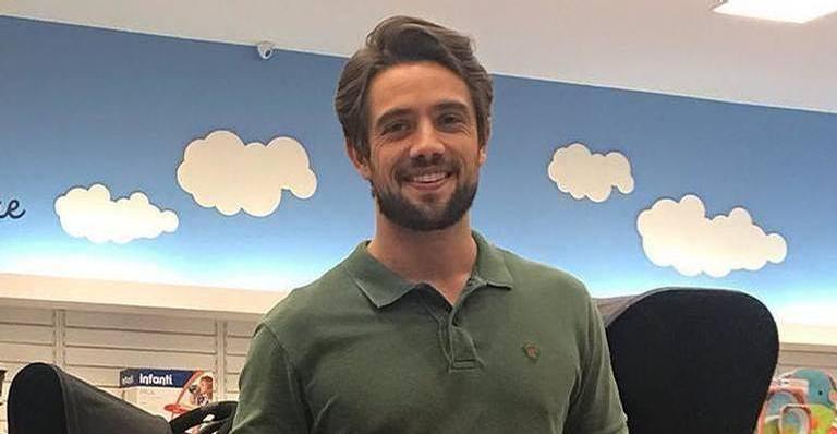 Rafael Cardoso surge fazendo obra dentro de casa e dispara: ”Coloco a mão na massa”