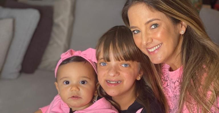 Ticiane Pinheiro registra as filhas, Rafa e Manu brincando juntas e a fofura delas encanta