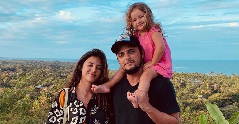 Madalena, filha de Bruno Gissoni e Yanna Lavigne, posa com flores e encanta web: ”Me alegra”