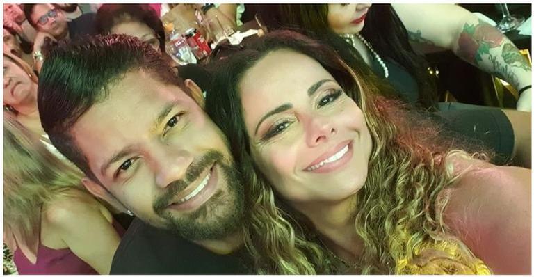 Namorado de Viviane Araújo surpreende atriz com surpresa na cama