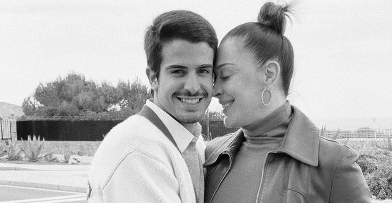 Mesmo de máscara, Claudia Raia e o filho esbanjam beleza em foto