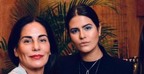 Gloria Pires surge em momento carinhoso com uma de suas filhas e encanta web: ”Amor”