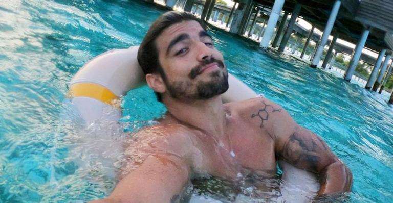 Caio Castro relembra cliques saltando de paraquedas e revela saudade