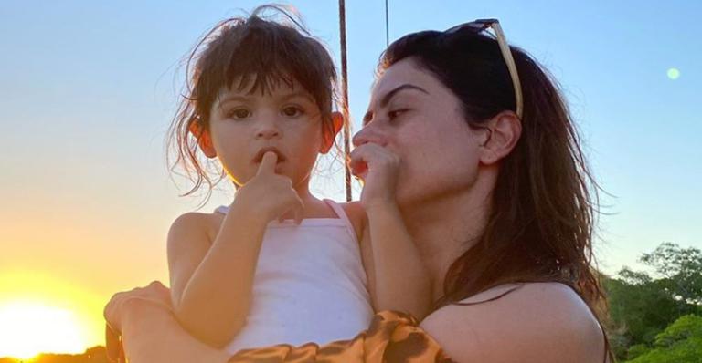 Carol Castro faz selfie com a filha, Nina e arranca elogios dos seguidores: ”Coisinhas lindas”