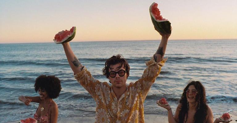 Em quarentena, Harry Styles lança clipe de ‘Watermelon Sugar’ com muita melancia e modelos